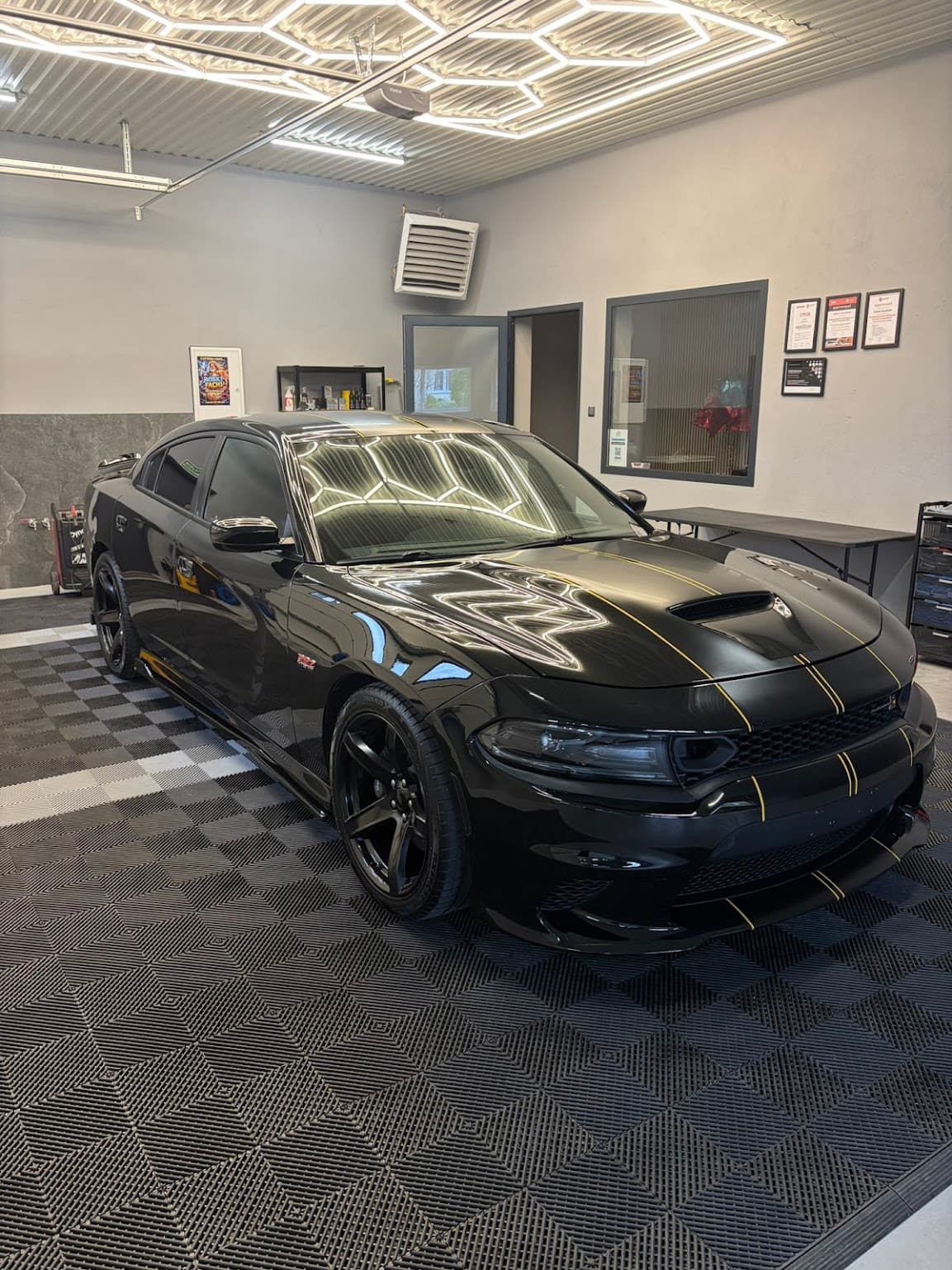 Czarne auto w studiu DUDEK Car Studio z heksagonalnym oświetleniem LED
