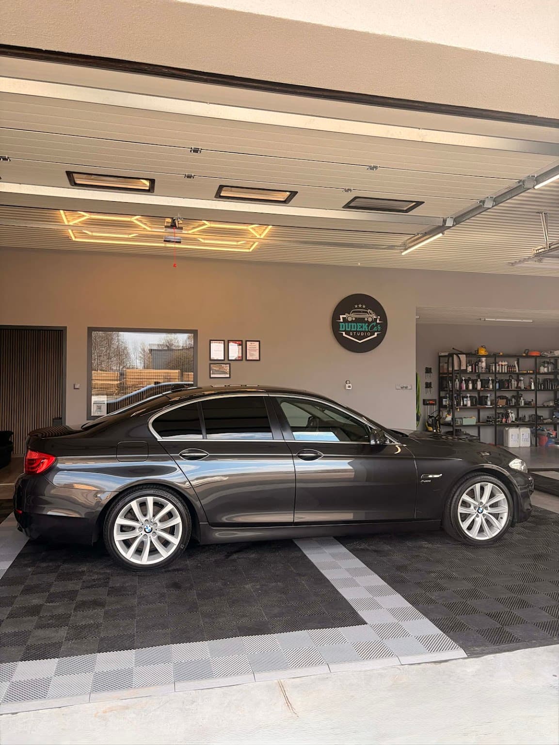BMW serii 5 z boku — wnętrze studia detailingowego